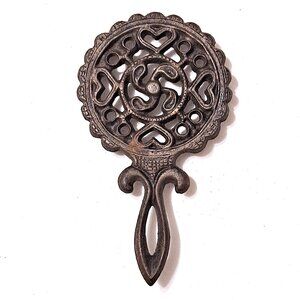 Vintage Wilton Cast Iron Trivet – Scalloped Edge & Heart Design • 5.5" x 3"